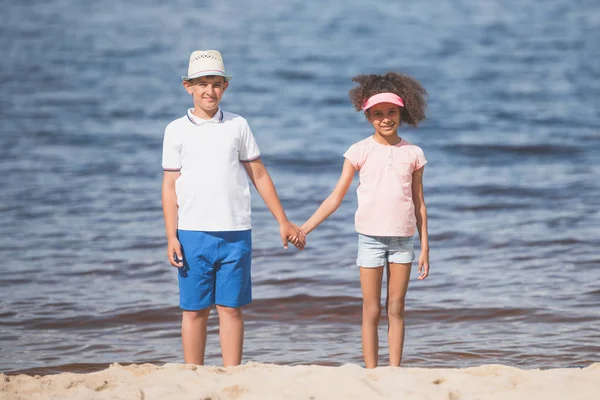 Мультиэтнические дети, стоящие на берегу моря — стоковое фото