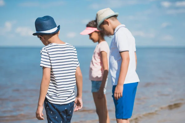 Niños multiculturales a orillas del mar - foto de stock