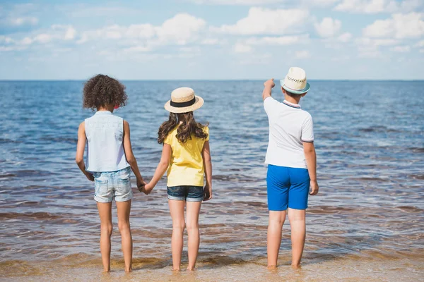 Girls and boy at seaside — Stock Photo