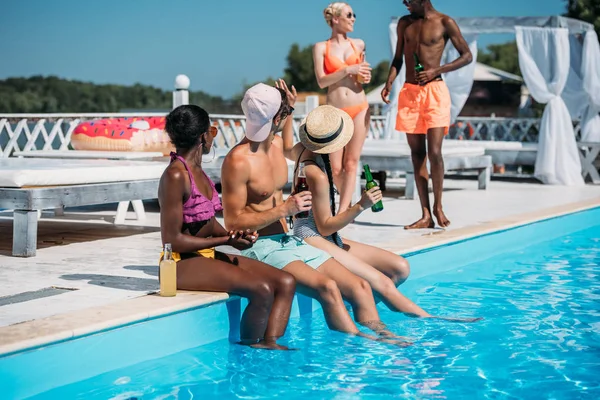 Gente multiétnica cerca de la piscina en el complejo - foto de stock