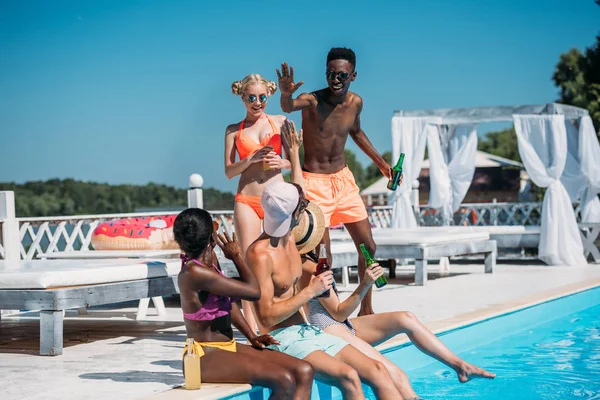 Multiethnische Menschen in der Nähe des Pools im Resort — Stockfoto