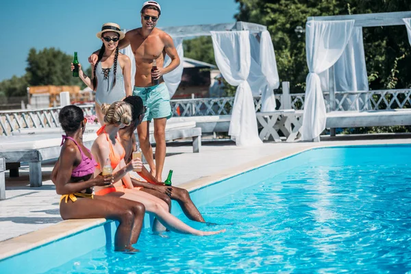 Corde multiethnique près de la piscine à la station — Photo de stock