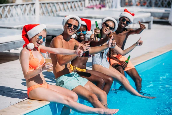 Persone multietniche alla festa in piscina di Natale — Foto stock