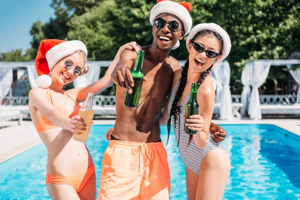 Multiethnische Menschen bei Poolparty zu Weihnachten — Stockfoto