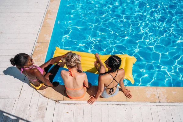 Multiethnic women near swimming pool — Stock Photo