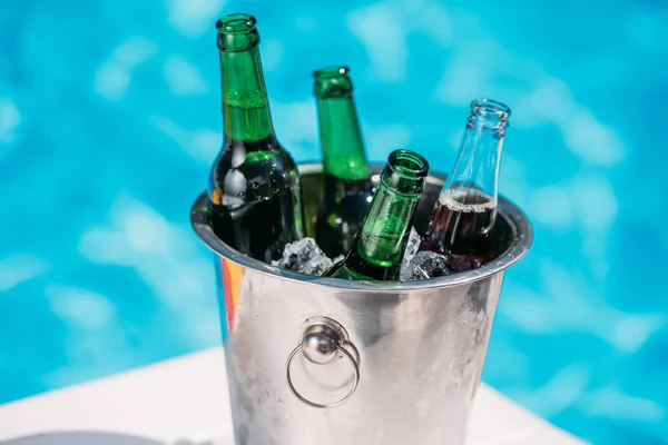Balde de cerveja gelada perto da piscina — Fotografia de Stock