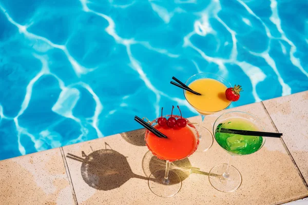 Coquetéis coloridos perto da piscina — Fotografia de Stock