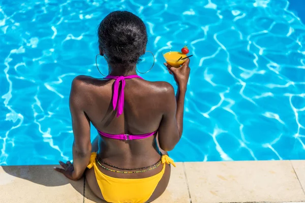Frau in der Nähe von Schwimmbad im Ferienort — Stockfoto