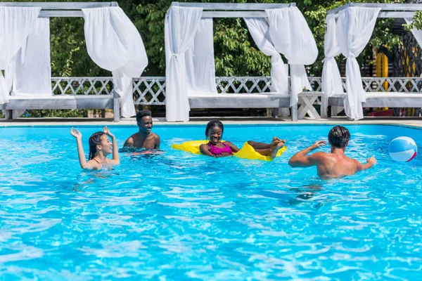 Personas multiétnicas en la piscina - foto de stock