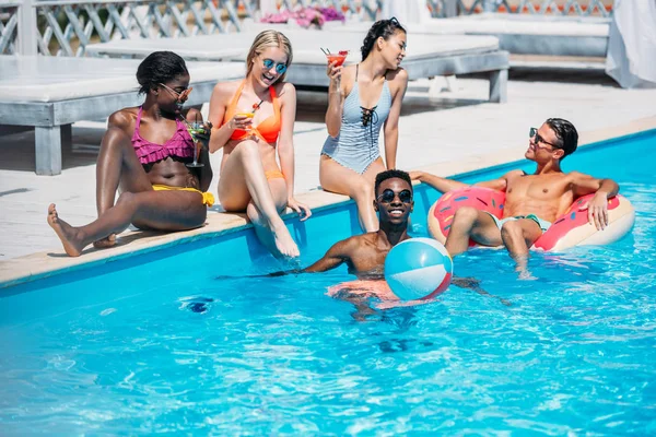 Personas multiétnicas en la piscina - foto de stock