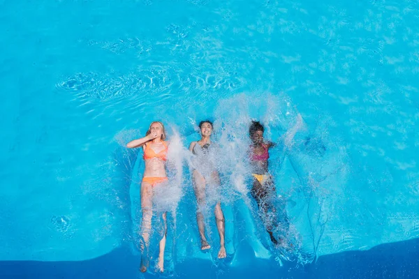 Multiethnic women swimming in pool — Stock Photo