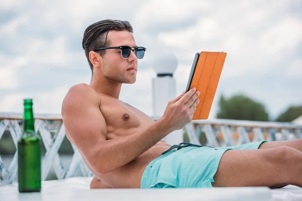 Caucásico hombre descansando en resort — Stock Photo