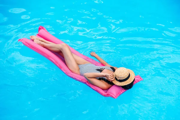 Mulher no colchão inflável na piscina — Fotografia de Stock