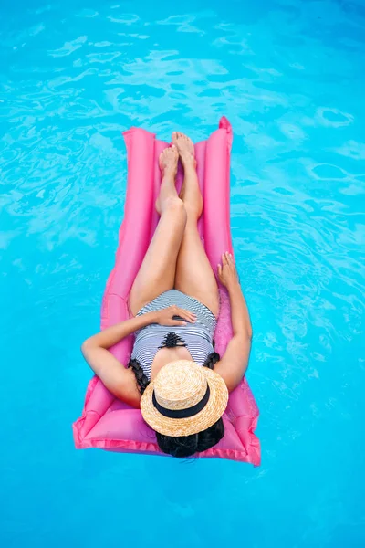 Mujer en colchón inflable en la piscina - foto de stock