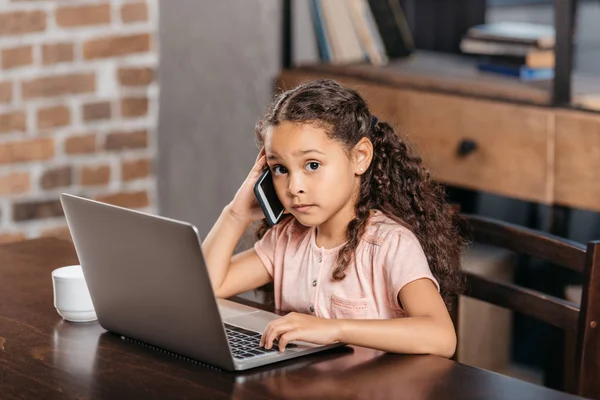 African american girl using laptop — Stock Photo