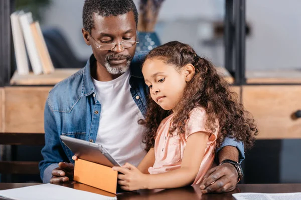 Uomo che utilizza tablet con figlia — Foto stock