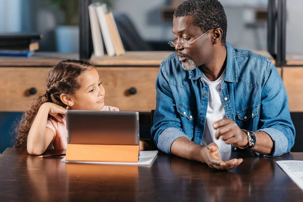 Homme utilisant la tablette avec sa fille — Photo de stock