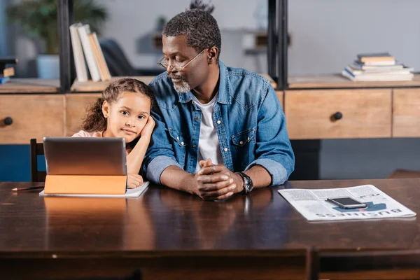 Hombre usando tableta con hija - foto de stock