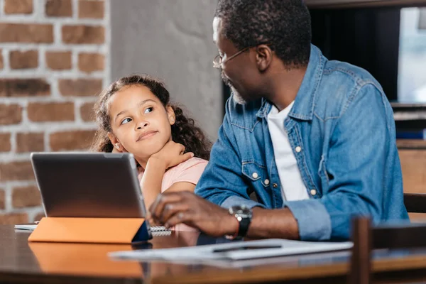 Uomo che utilizza tablet con figlia — Foto stock