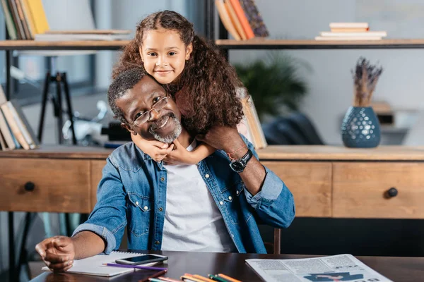 Afrikanisch amerikanisch mädchen umarmt vater — Stockfoto