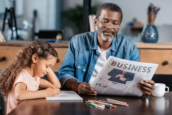 African american girl drawing with father — Stock Photo