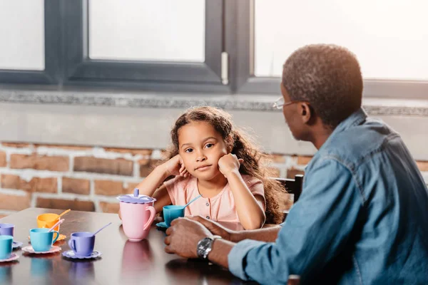 Menina tendo chá festa com o pai — Fotografia de Stock