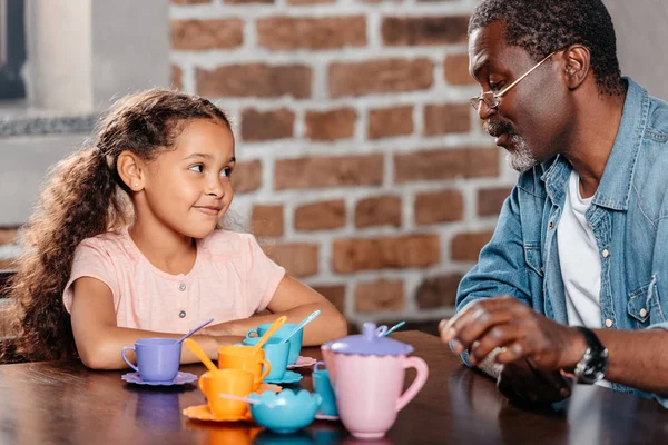 Chica teniendo té fiesta con padre - foto de stock