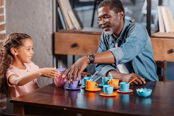 Chica teniendo té fiesta con padre - foto de stock