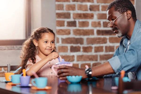 Chica teniendo té fiesta con padre - foto de stock