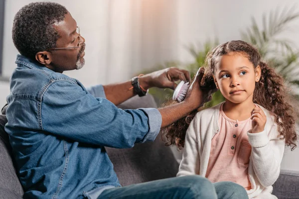 Africano americano hombre peinado hija - foto de stock