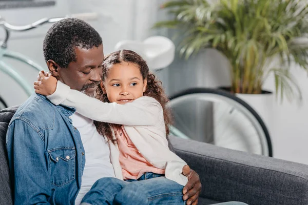 Ragazza afroamericana con padre a casa — Foto stock