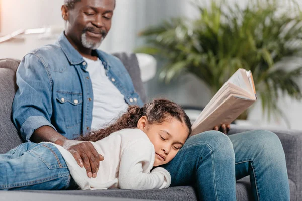 Homem livro de leitura para a filha em casa — Fotografia de Stock