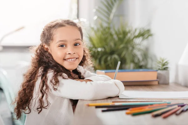 Menina americana africana desenho em casa — Fotografia de Stock