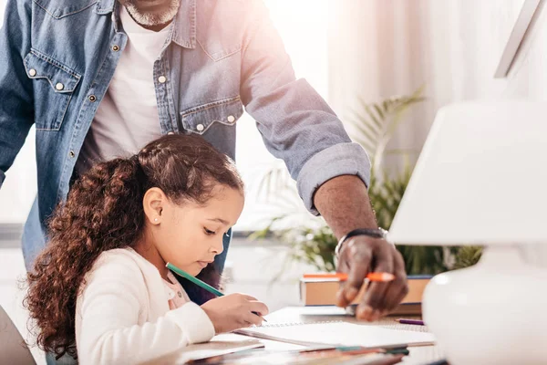 Afro-américaine fille dessin avec père — Photo de stock