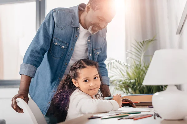 Africano americano menina desenho com o pai — Fotografia de Stock