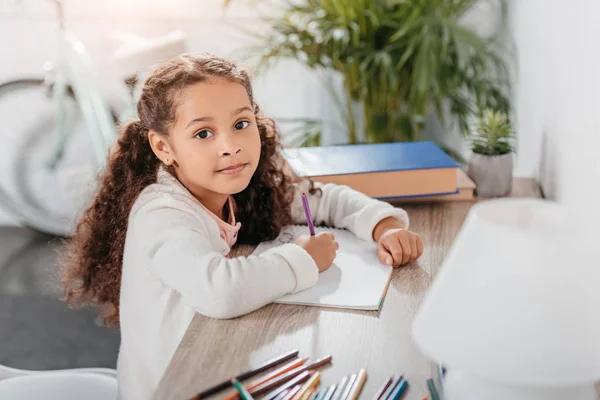 Menina americana africana desenho em casa — Fotografia de Stock