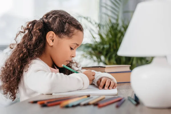 Menina americana africana desenho em casa — Fotografia de Stock