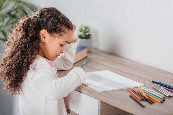 Menina americana africana desenho em casa — Fotografia de Stock