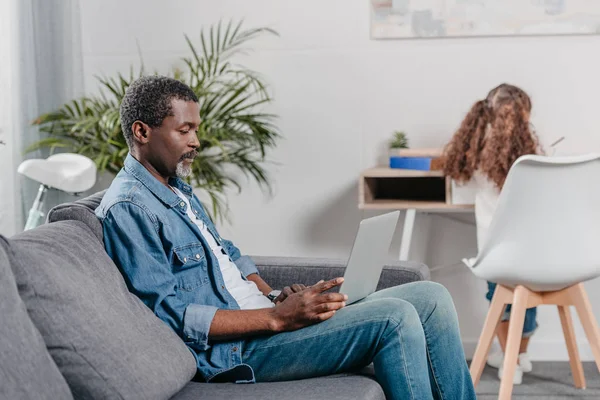 Père afro-américain avec sa fille à la maison — Photo de stock