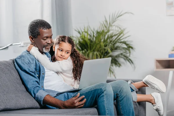 Père afro-américain avec fille — Photo de stock