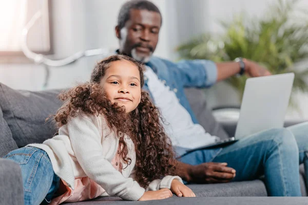 Père afro-américain avec fille — Photo de stock