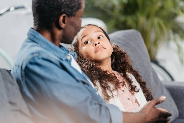 Père afro-américain avec fille — Photo de stock