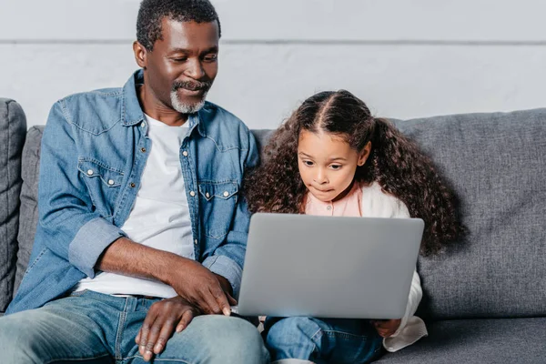 Pai com filha usando laptop — Fotografia de Stock