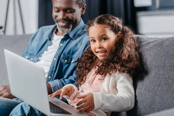 Father with daughter using laptop — Stock Photo