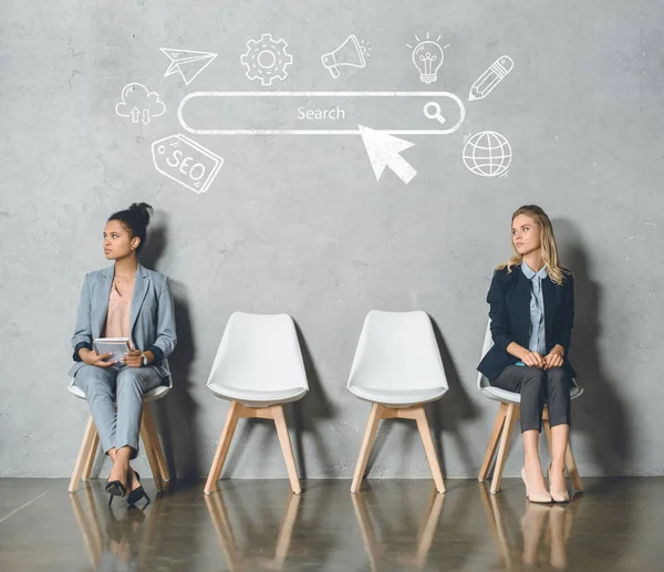Femmes d'affaires multiculturelles en attente d'entrevue — Photo de stock