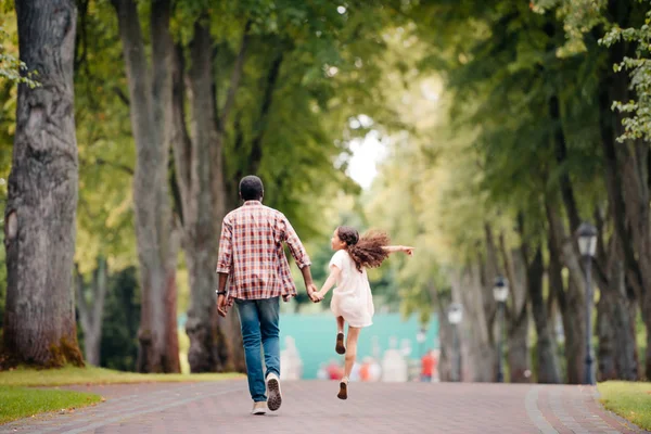 Chica caminando con el abuelo en parque - foto de stock