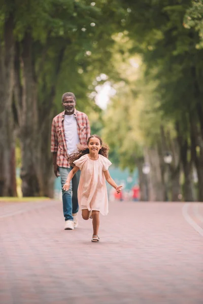 Girl spending time with grandfather in park — Stock Photo