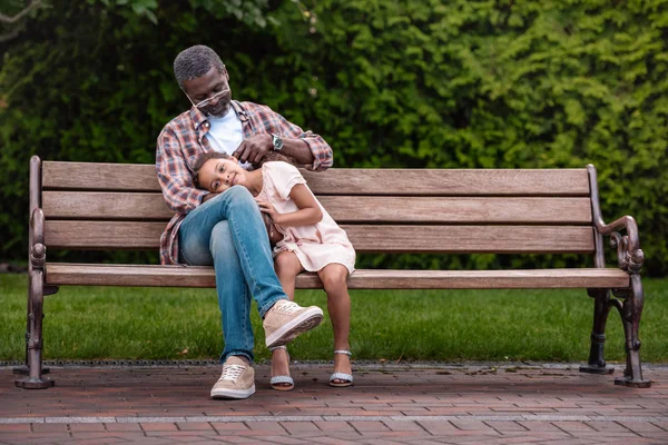 Chica afroamericana y su abuelo - foto de stock