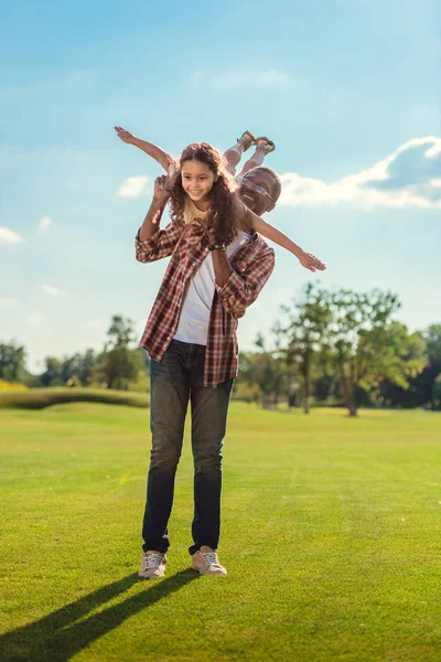 Großvater spielt mit Enkelin — Stockfoto