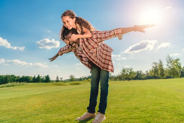 Avô dando a neta passeio de piggyback — Fotografia de Stock